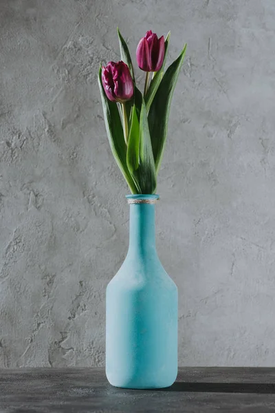 Lila Frühlingstulpen Blauer Vase Auf Grauer Oberfläche — Stockfoto