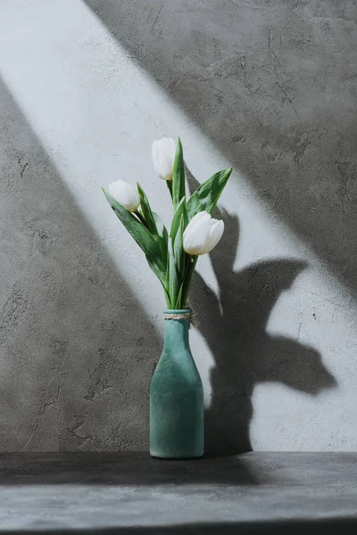 Weiße Tulpenblüten Blauer Vase Auf Betonoberfläche Mit Schatten — Stockfoto