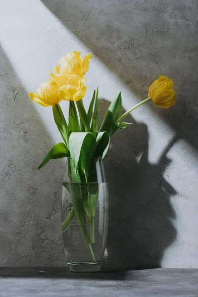 Gelber Frühlingsstrauß Aus Tulpen Glasvase Auf Grauer Oberfläche Mit Schatten — Stockfoto