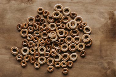 tatlı lezzetli simit üstten görünüm ahşap tablo