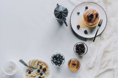 Grey ile krep ve kapuçino lezzetli sağlıklı kahvaltı Üstten Görünüm