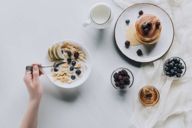 müsli ve krep ile taze sağlıklı kahvaltı kişi resmini kırpılmış