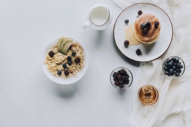 krep ve meyve sağlıklı taze müsli üstten görünüm Grey