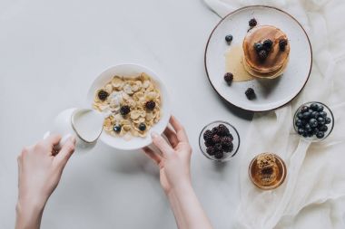 kase müsli süt kahvaltı sırasında dökülen kişinin Üstten Görünüm