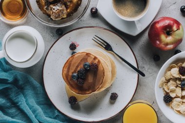krep, meyve ve granola ile lezzetli sağlıklı kahvaltı üstten görünüm Grey 
