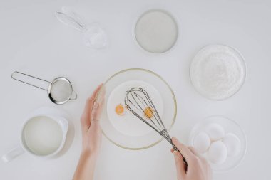gri izole krep pişirme kişinin kırpılmış atış 
