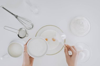 gri izole krep pişirme kişinin Üstten Görünüm