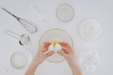 gri izole krep pişirme sırasında yumurta tutan kişi kırpılmış atış