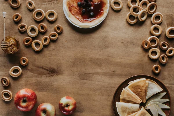 Ovanifrån Läckra Pannkakor Med Äpplen Bär Honung Och Bagels Träbord — Stockfoto