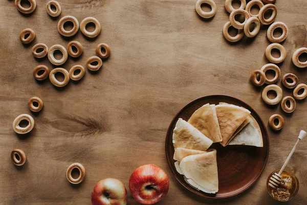 Fából Készült Asztal Alma Méz Bagels Palacsinta Felülnézet — Stock Fotó