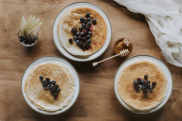 Pemandangan Atas Pancake Buatan Sendiri Yang Manis Dengan Buah Beri — Stok Foto