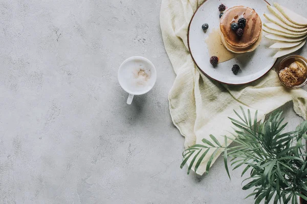 Süße Leckere Pfannkuchen Mit Beeren Und Cappuccino Auf Grau — Stockfoto