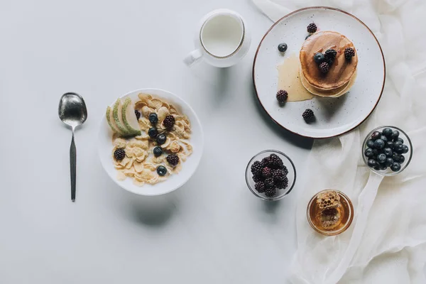 Vue Dessus Petit Déjeuner Savoureux Frais Sain Sur Gris — Photo