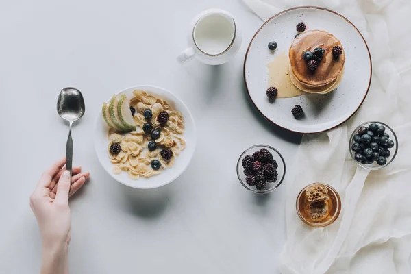 人拿着勺子和新鲜健康的早餐在灰色的拍摄 — 图库照片