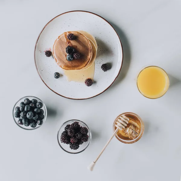 Top View Fresh Tasty Pancakes Honey Berries Juice Grey — Stock Photo, Image