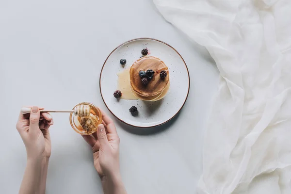 Tiro Cortado Pessoa Comendo Deliciosas Panquecas Caseiras Com Bagas Mel — Fotografia de Stock