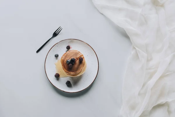 Bovenaanzicht Van Heerlijke Pannenkoeken Met Verse Gezonde Bessen Grijs — Gratis stockfoto