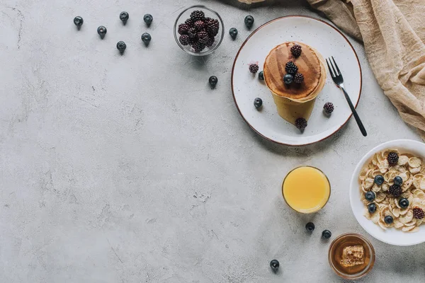 Κάτοψη Του Νόστιμο Υγιεινό Πρωινό Τηγανίτες Μούρα Μέλι Και Μούσλι — Φωτογραφία Αρχείου