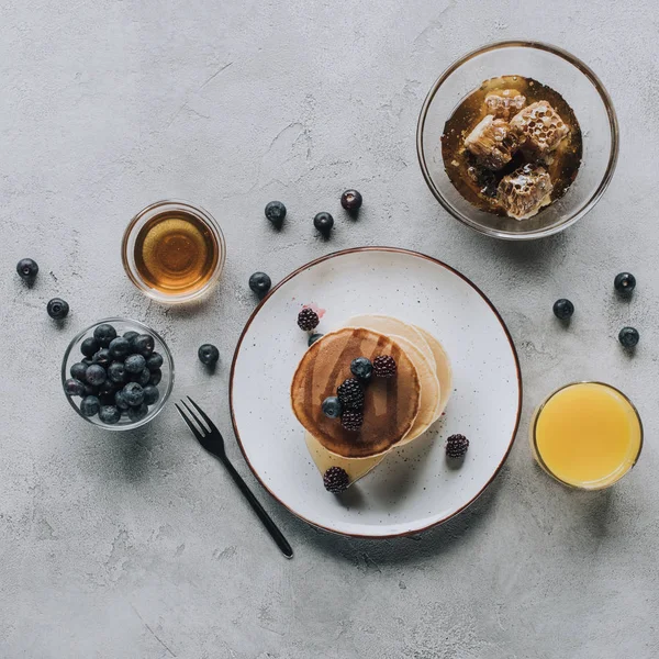 Top View Delicious Pancakes Fresh Berries Juice Honey Grey — Free Stock Photo