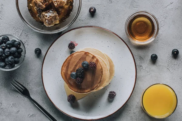 Bovenaanzicht Van Zoete Pannenkoeken Met Verse Gezonde Bessen Sap Honing — Stockfoto