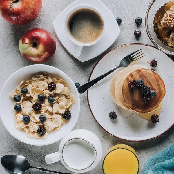 Κάτοψη Του Νόστιμο Υγιεινό Πρωινό Τηγανίτες Φρούτα Και Μούσλι Γκρι — Φωτογραφία Αρχείου