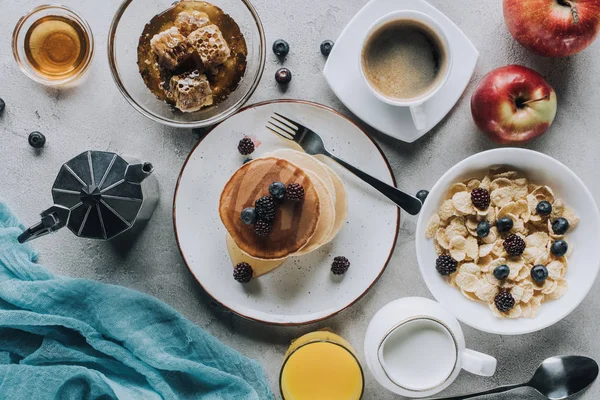 Vista Superior Sabroso Desayuno Saludable Con Panqueques Muesli Frutas Gris — Foto de Stock