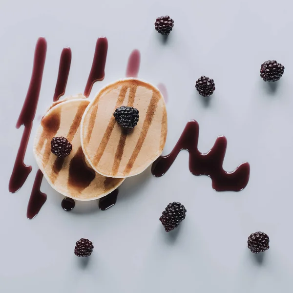 グレーの新鮮なブラックベリーやジャムおいしい甘い自家製パンケーキの上から見る — ストック写真