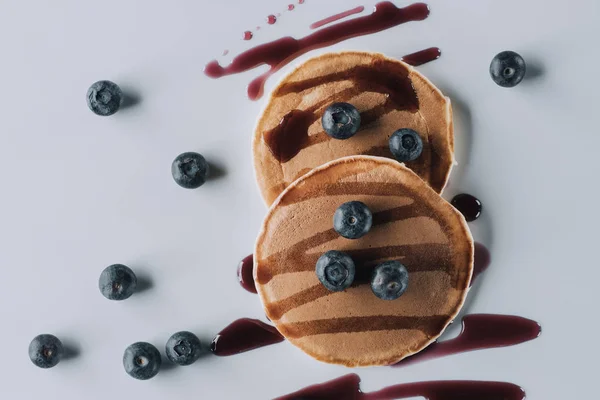 Pemandangan Atas Pancake Manis Buatan Sendiri Yang Lezat Dengan Blueberry — Foto Stok Gratis