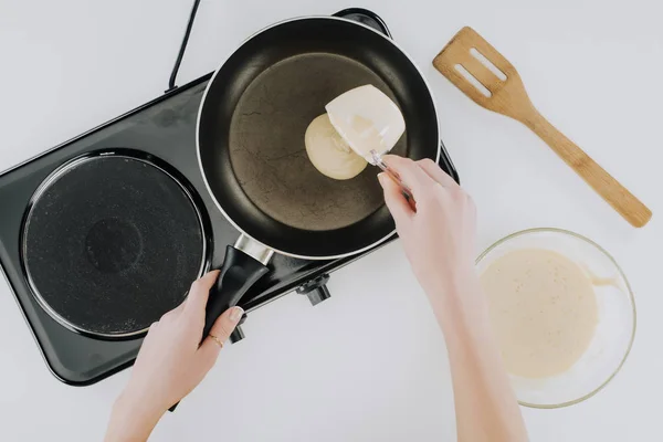 Tiro Recortado Panqueques Cocina Persona Sartén Gris —  Fotos de Stock