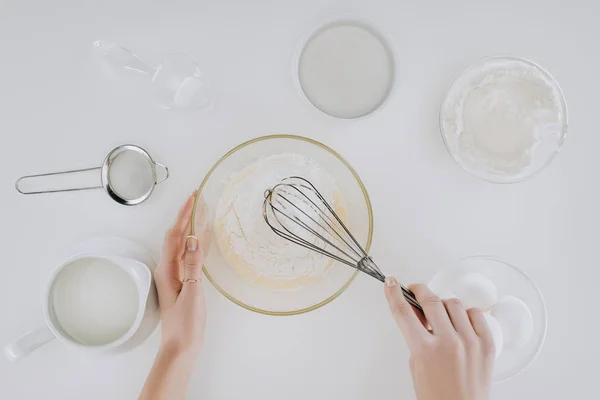 Tiro Cortado Pessoa Batendo Massa Enquanto Cozinhar Panquecas Isoladas Cinza — Fotografia de Stock