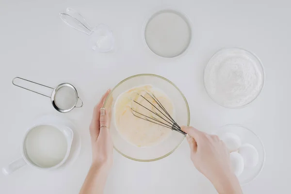 Gedeeltelijke Bovenaanzicht Van Persoon Koken Pannenkoeken Geïsoleerd Grijs — Stockfoto