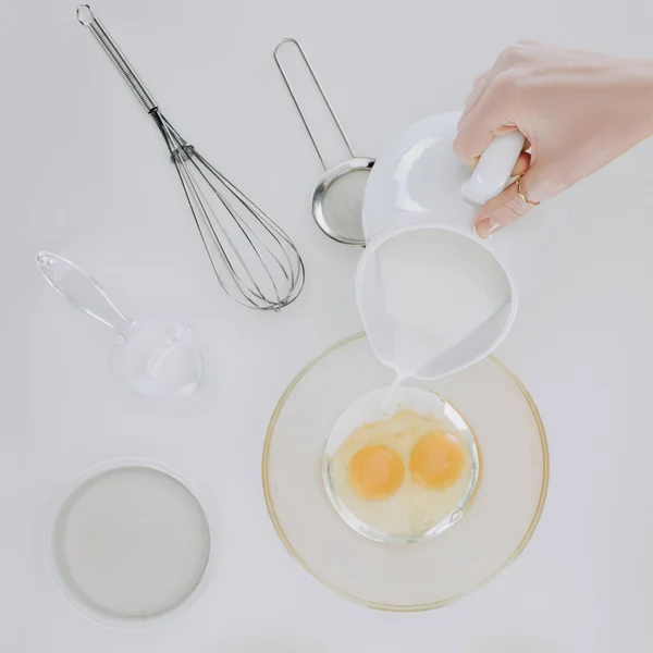 Ovanifrån Person Hälla Mjölk Medan Matlagning Pannkakor Isolerad Grå — Stockfoto