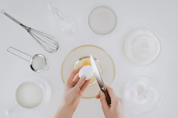 Beskuren Bild Personen Håller Ägg Och Kniv Medan Matlagning Pannkakor — Stockfoto