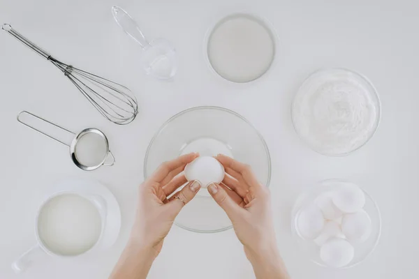 Bijgesneden Schot Van Persoon Koken Deeg Voor Pannenkoeken Geïsoleerd Grijs — Gratis stockfoto