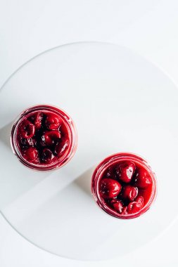 tatlı gurme kiraz tatlı cam kavanozlara üstten görünüm beyaz