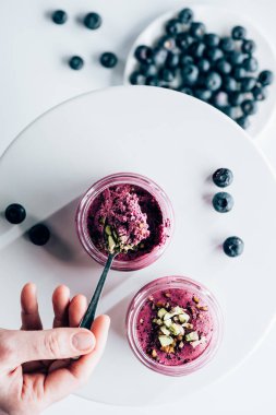 atış granola ve yaban mersini ile lezzetli sağlıklı güler yüzlü yeme kişinin kırpılmış