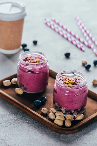 Ízletes Egészséges Rózsaszín Smoothie Granola Dió Bogyók — Stock Fotó