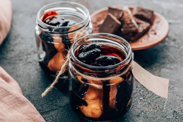 黒のガラスの瓶に甘いおいしい自家製チョコレート デザートのクローズ アップ ビュー  — 無料ストックフォト