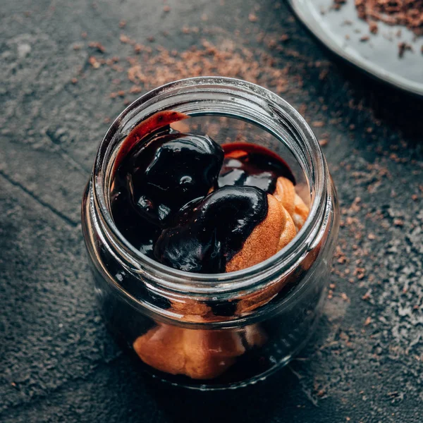 Close View Sweet Delicious Homemade Chocolate Dessert Glass Jar Black — Free Stock Photo