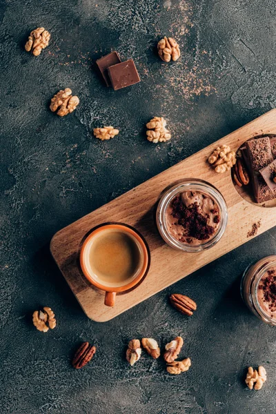 Bovenaanzicht Van Zoete Lekkere Chocolade Dessert Kopje Koffie Een Houten — Stockfoto