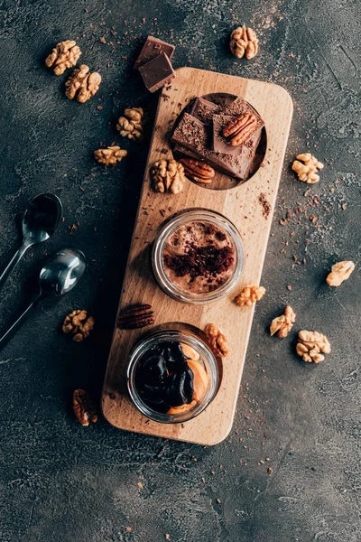 Bovenaanzicht Van Zoete Lekkere Chocolade Desserts Met Noten Zwart — Stockfoto