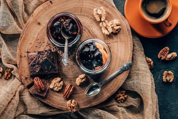 Вид Вкусный Десерт Стеклянных Банках Шоколадных Кусочках Орехами Чашкой Кофе — стоковое фото
