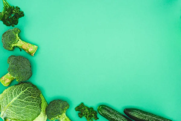 Bovenaanzicht Van Verse Rauwe Broccoli Peterselie Komkommers Savoye Kool Geïsoleerd — Stockfoto