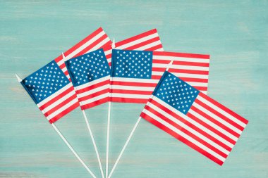 düz lay mavi ahşap yüzey, cumhurbaşkanları kavramı gün düzenlenen Amerikan bayrakları ile