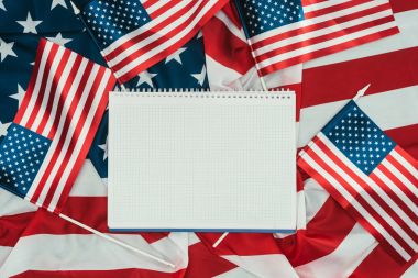 görücü usulü Amerikan bayrakları ve boş defter, Başkanlar Günü kavramı Üstten Görünüm