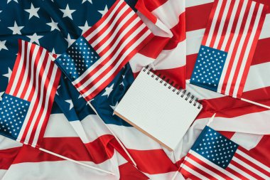 görücü usulü Amerikan bayrakları ve boş defter, Başkanlar Günü kavramı Üstten Görünüm