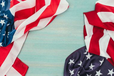 katlanmış Amerikan bayrakları üstten görünüm mavi ahşap yüzey, Başkanlar Günü kavramı