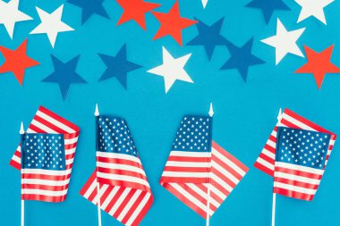 Düzenlenmiş yıldız ve Amerikan bayrakları mavi, Başkanlar günü kutlama kavramı izole Üstten Görünüm