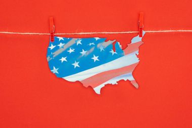 ipte asılı Amerikan bayrağı ile harita parçasının üstten görünüm izole kırmızı, Başkanlar Günü kavramı üzerinde