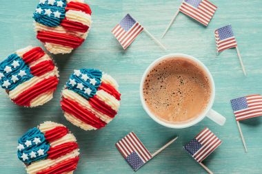 Düzenlenmiş kekler, düz lay fincan kahve ve ahşap masa üstü, Başkanlar günü kutlama kavramı Amerikan bayrakları